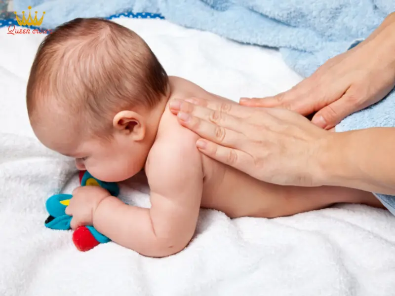 Hướng dẫn cách mát xa lưng cho trẻ sơ sinh