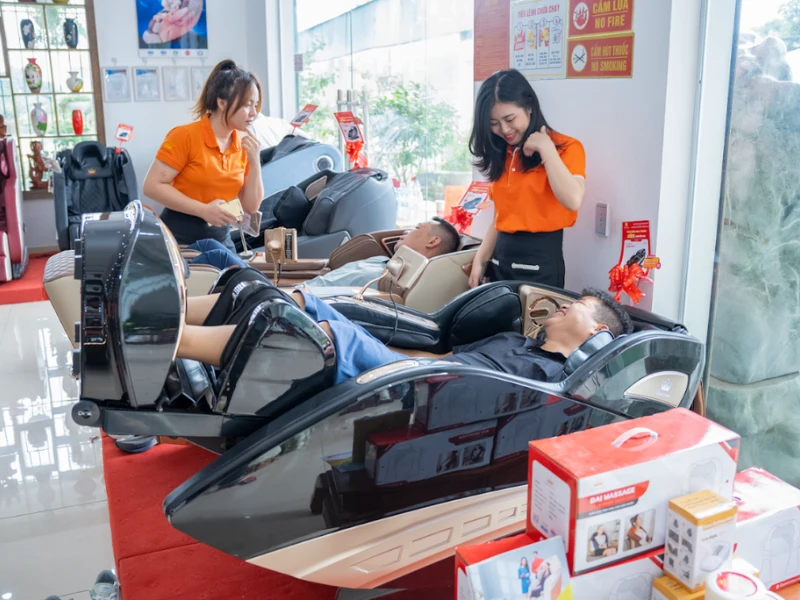 Nên trực tiếp đến showroom để trải nghiệm sản phẩm 