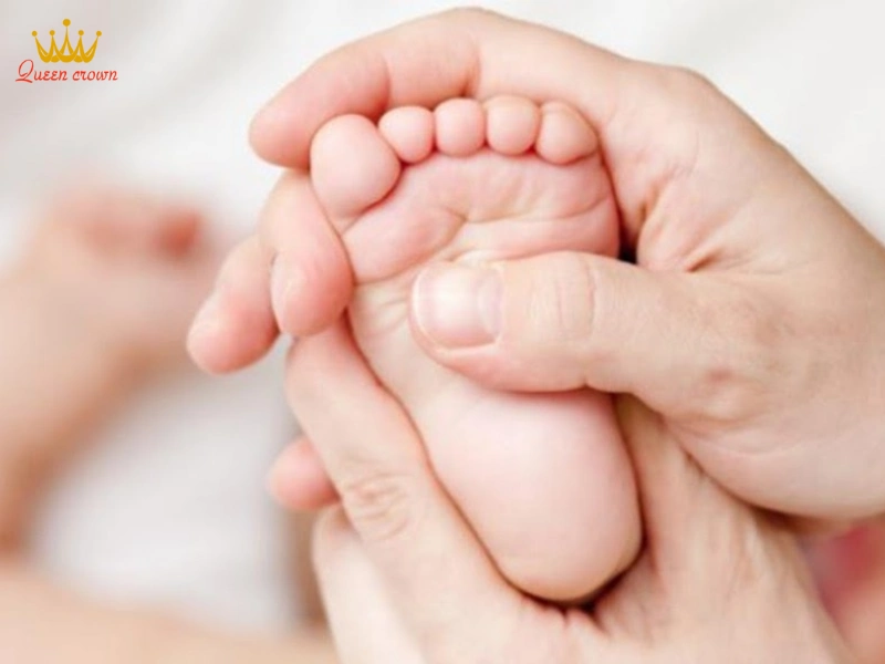Lợi ích của phương pháp massage lòng bàn chân cho bé