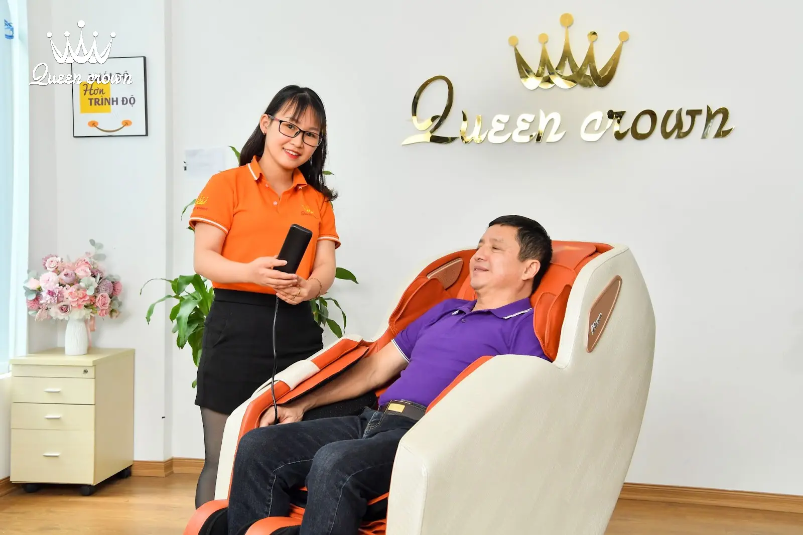 nghệ sĩ chí trung trải nghiệm ghế massage bà rịa của queen crown