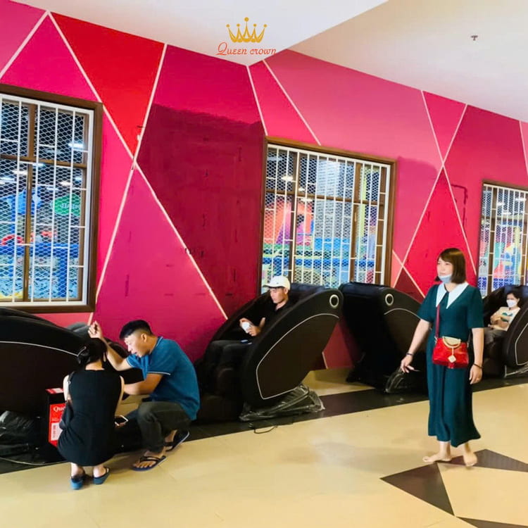 Ghế massage kinh doanh Queen Crown đặt tại TTTM Aeon Long Biên