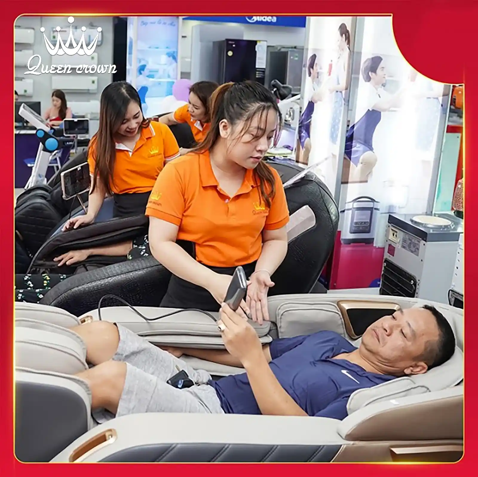 nhân viên đang hướng dẫn khách hàng sử dụng ghế massage tại showroom
