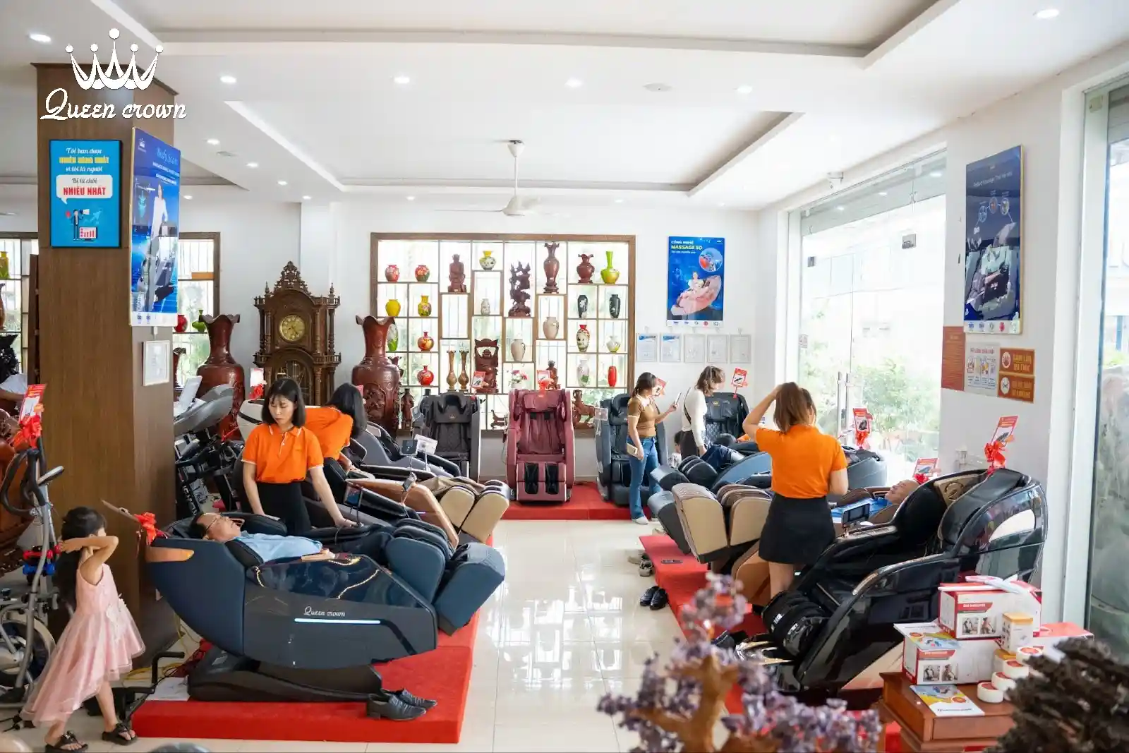 khách hàng trải nghiệm thực tế ghế massage huyện nhà bè