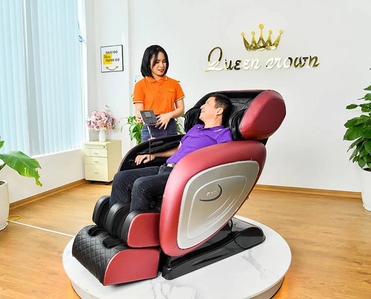 hình ảnh chí trung trải nghiệm thực tế ghế massage tại queen crown