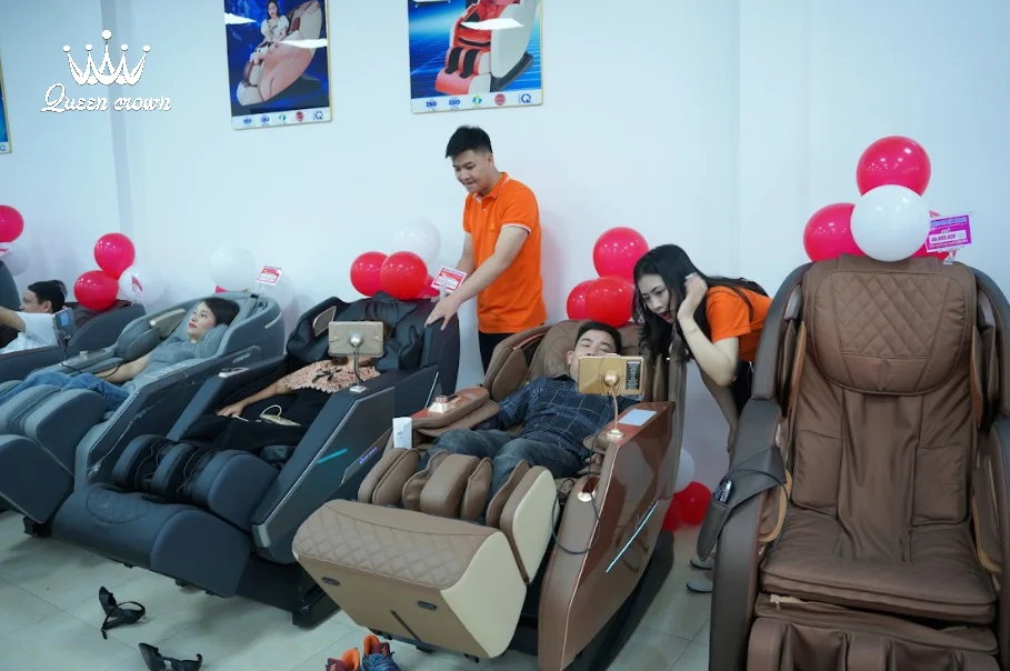 khách hàng trải nghiệm thực tế ghế massage tại long khánh