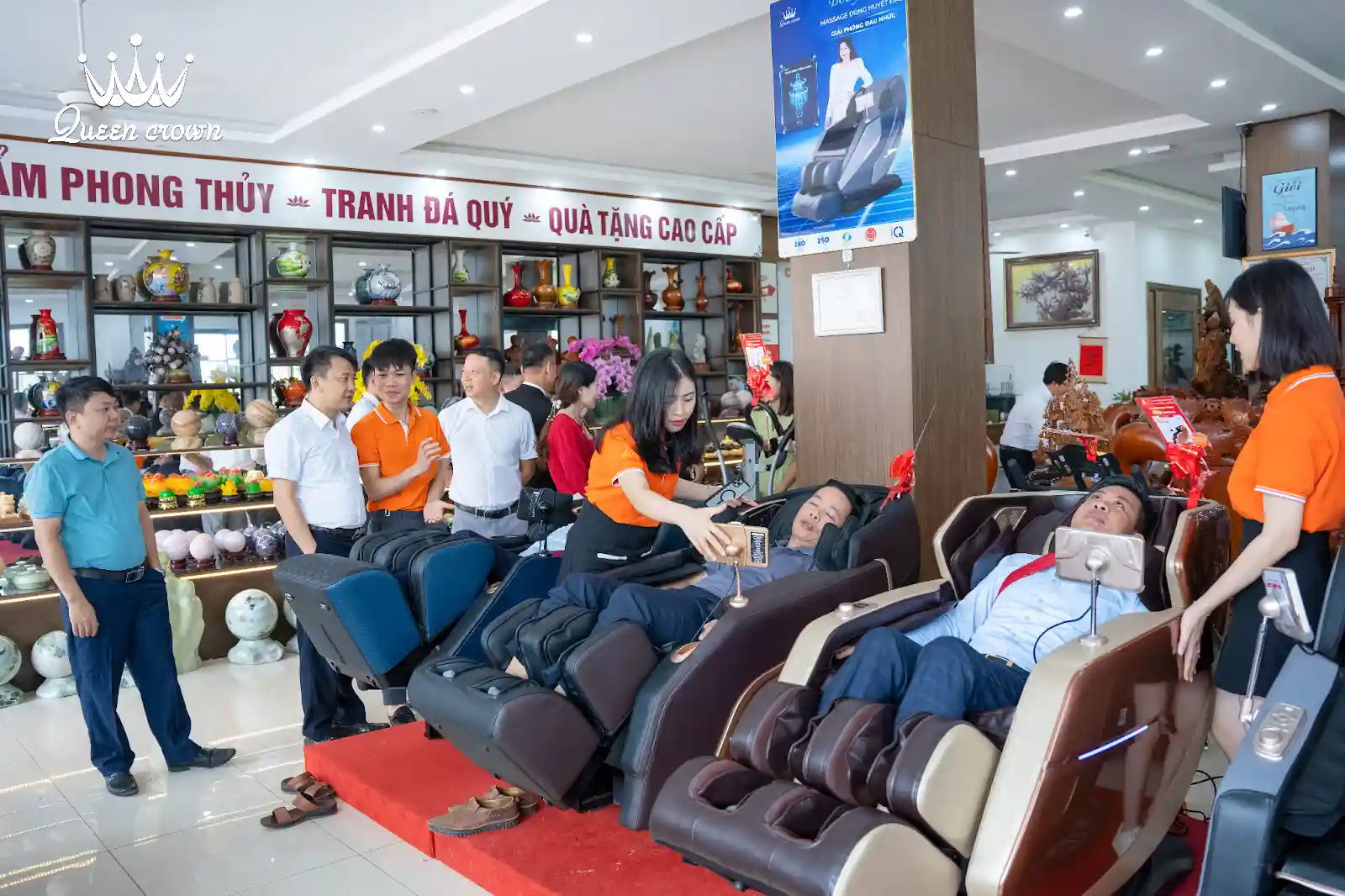 khách hàng trải nghiệm trực tiếp ghế massage phú quốc