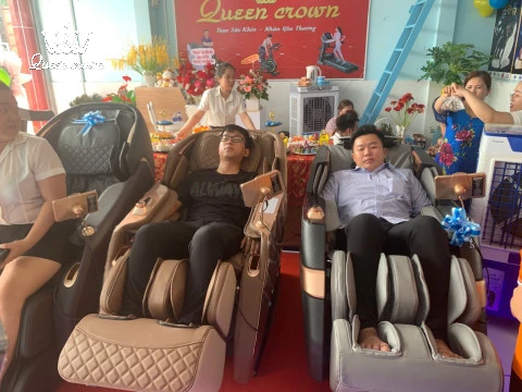 hình ảnh thực tế showroom ghế massage Queen Crown 