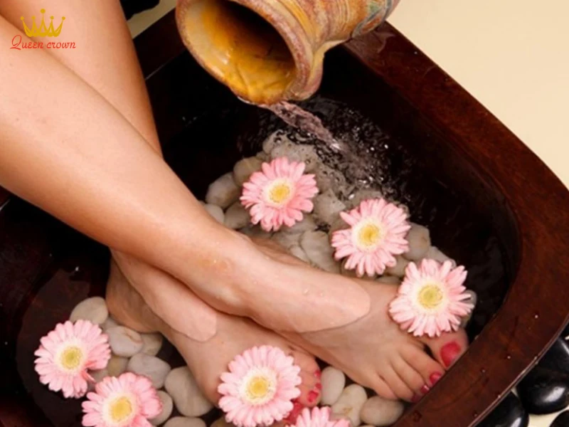 Ngâm chân trước khi massage chân tại nhà