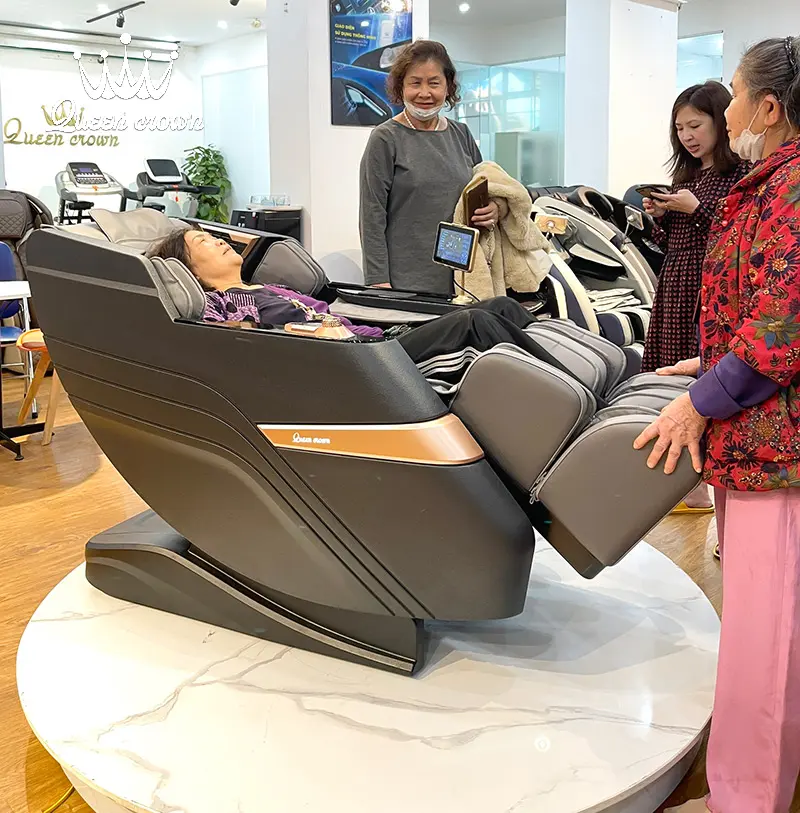 khách hàng trải nghiệm thực tế ghế massage tại hậu giang
