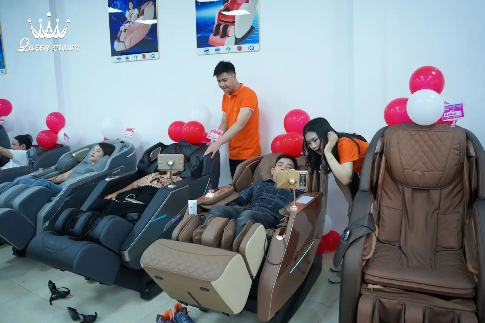 khách hàng trải nghiệm ghế massage tại quận 10