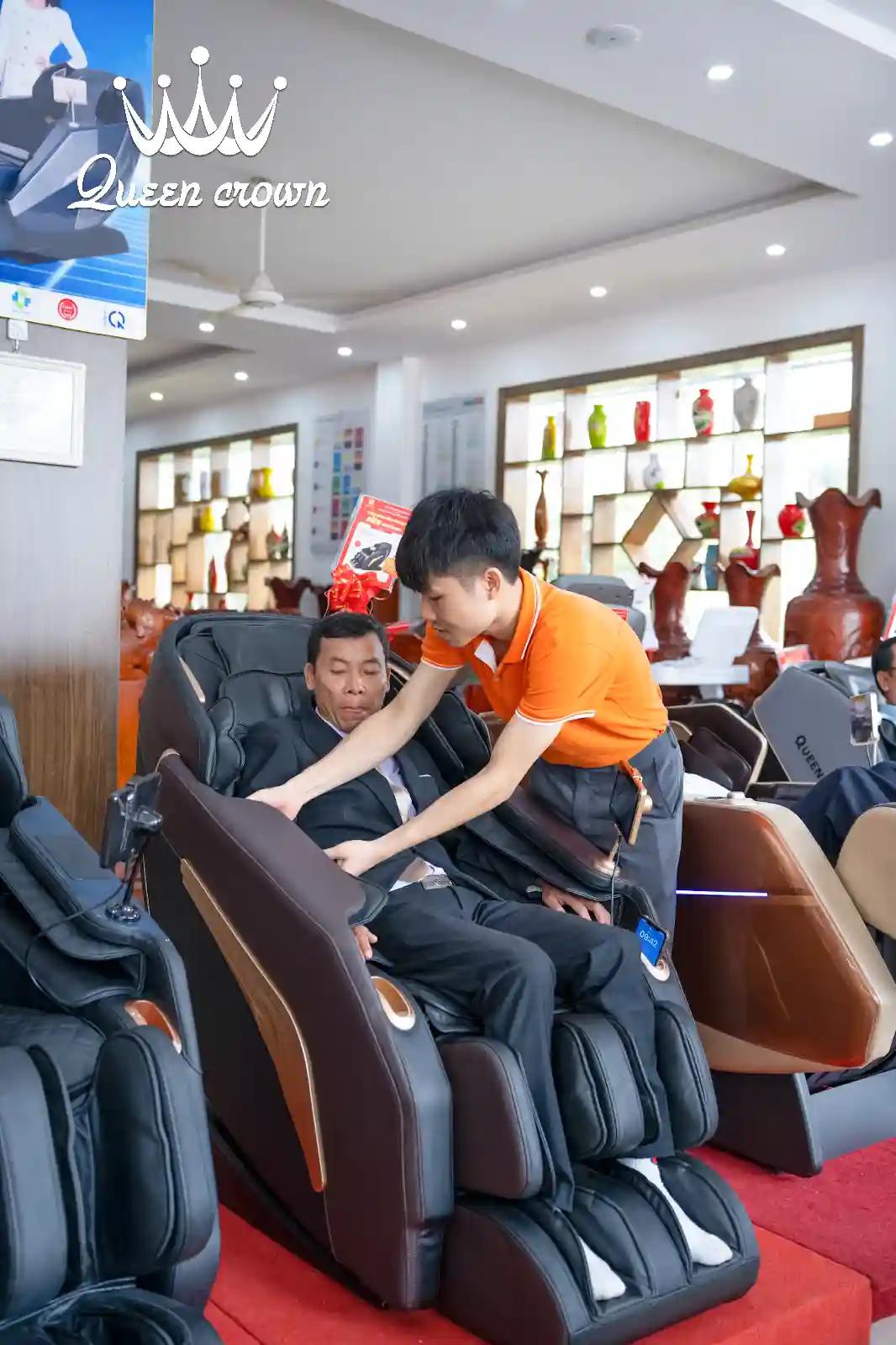 nhân viên hướng dẫn khách sử dụng ghế massage tại gò vấp