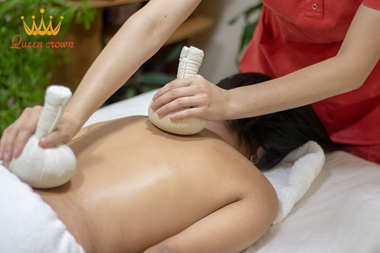 Mách bạn 9 cách giảm đau lưng đơn giản, hiệu quả tại nhà 4 Chườm nhiệt giúp lưu thông máu, giảm đau lưng hiệu quả