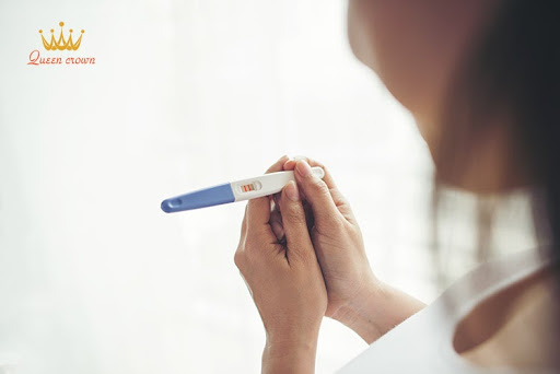 Dấu hiệu có thai 6 Sử dụng que thử thai khi thấy mình bị chậm kinh để xác định kết quả