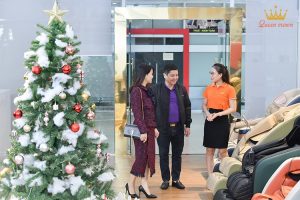 Queen Crown nồng nhiệt đón tiếp NSƯT Chí Trung và vợ ghé thăm