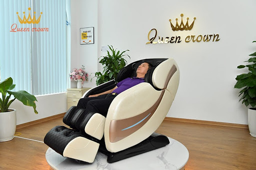 Queen Crown nồng nhiệt đón tiếp NSƯT Chí Trung và vợ ghé thăm 3 Nghệ sĩ Chí Trung đang ngồi trải nghiệm Queen Crown QC CX7