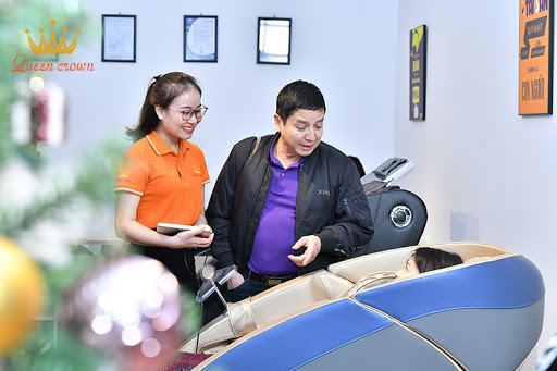 Queen Crown nồng nhiệt đón tiếp NSƯT Chí Trung và vợ ghé thăm 2 Nghệ sĩ Chí Trung và vợ trải nghiệm các sản phẩm ghế massage