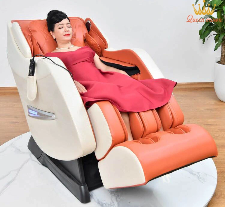 Cô Chiều Xuân đang trải nghiệm phút giây thư giãn tuyệt vời trên ghế massage Queen Crown QC SL8 Pro