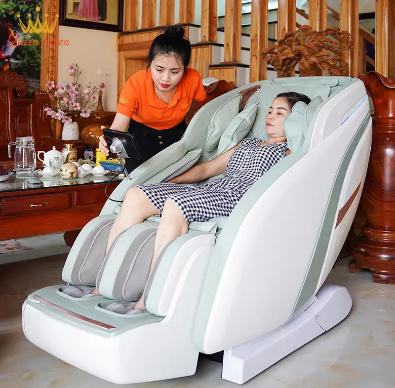 Chuyên viên Queen Crown đang hướng dẫn cô Hà sử dụng ghế massage
