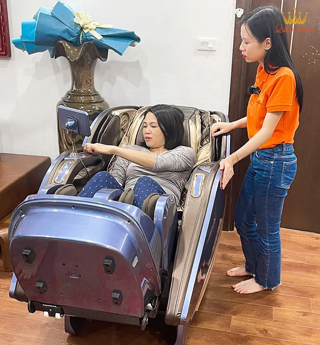 Chị Hoa đang trải nghiệm trên ghế massage mà chồng tặng