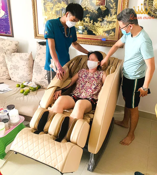 Mẹ chị Hoa đang trải nghiệm ghế massage Queen Crown QC 5S được tặng