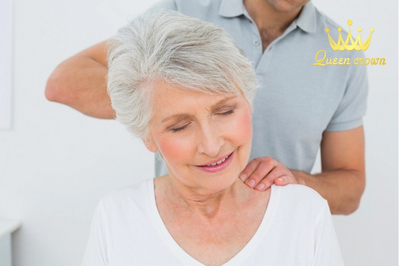 cách massage lưng cho người già hiệu quả