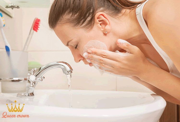Rửa mặt sạch trước khi tiến hành massage