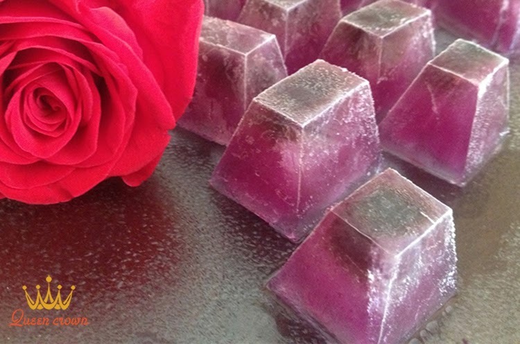 Làm đá viên bằng nước hoa hồng để massage mặt