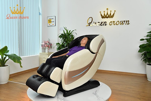 Nghệ sĩ Chí Trung đang ngồi trải nghiệm Queen Crown QC CX7