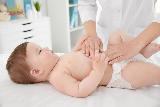 Chuẩn bị khu vực massage cho bé thoải mái, rộng rãi