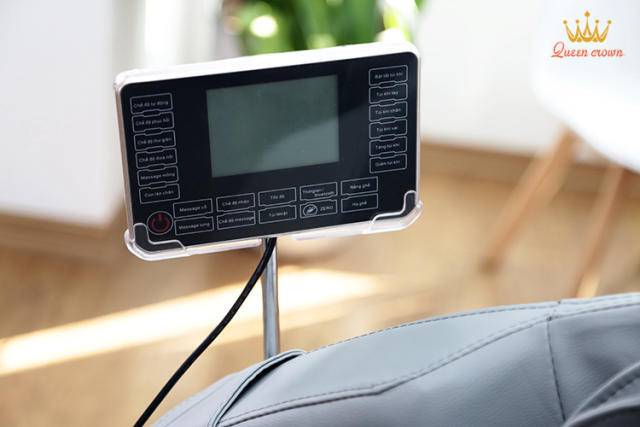 Ghế massage Queen Crown QC V5 trang bị bảng điều khiển cảm ứng bằng tiếng Việt