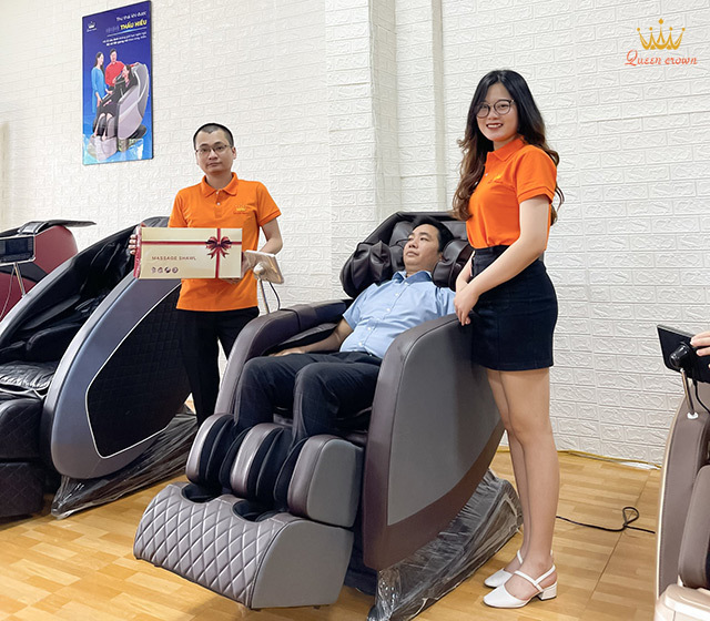 Khách hàng trải nghiệm ghế massage Hưng Yên tại Queen Crown