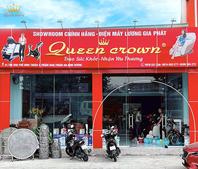 Mua ghế massage Bình Dương đến showroom Queen Crown