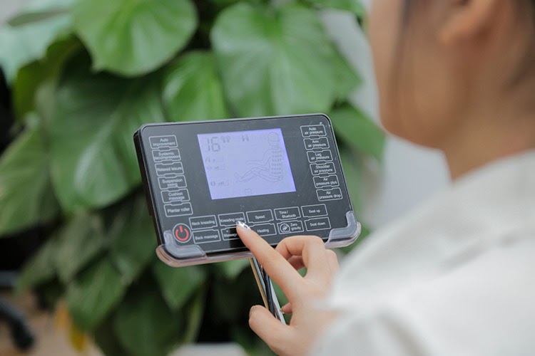 Ghế Massage Queen Crown QC T19 13 Bảng điều khiển cảm ứng của Queen Crown QC T19